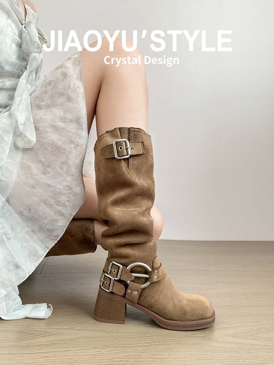 A pile of boots and wrinkled West Cowboys, 2024 new brown, high-heavy boots