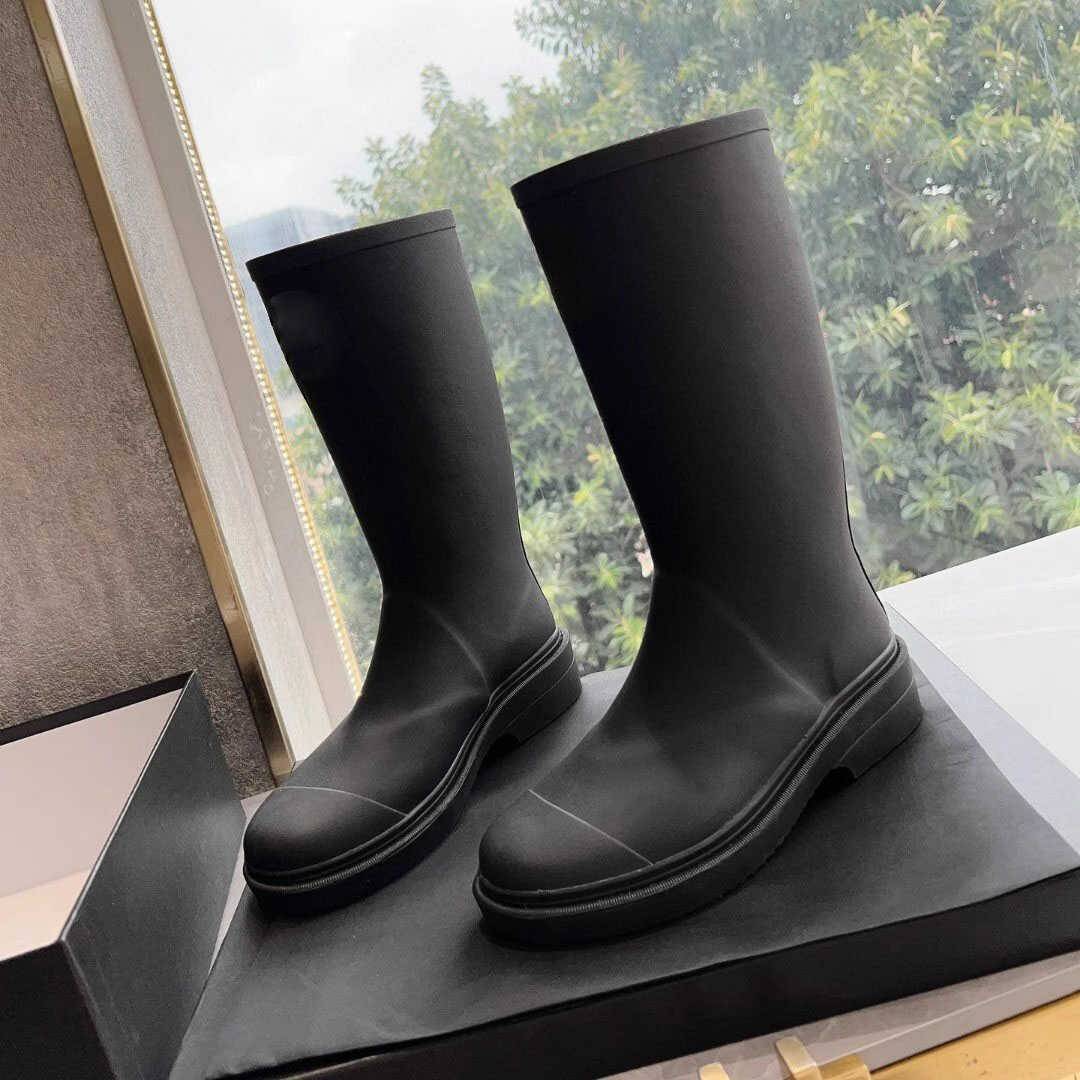 2024 new small incense breeze boots, seamless women's boots, anti -slip boots trend, mid -boots black medium rain boots female