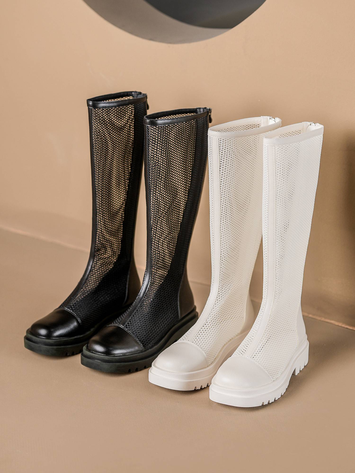 The thin, long boots, white, high-bone, high-boiled boots