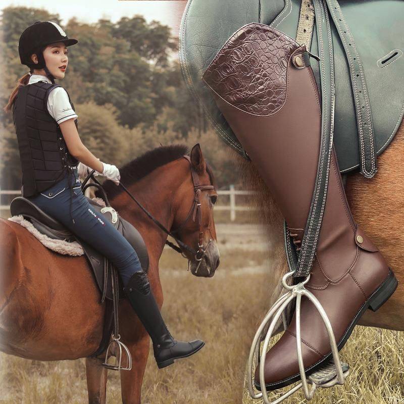 The long-cone horse training boots, the same man and woman, raced for the head with the same horse