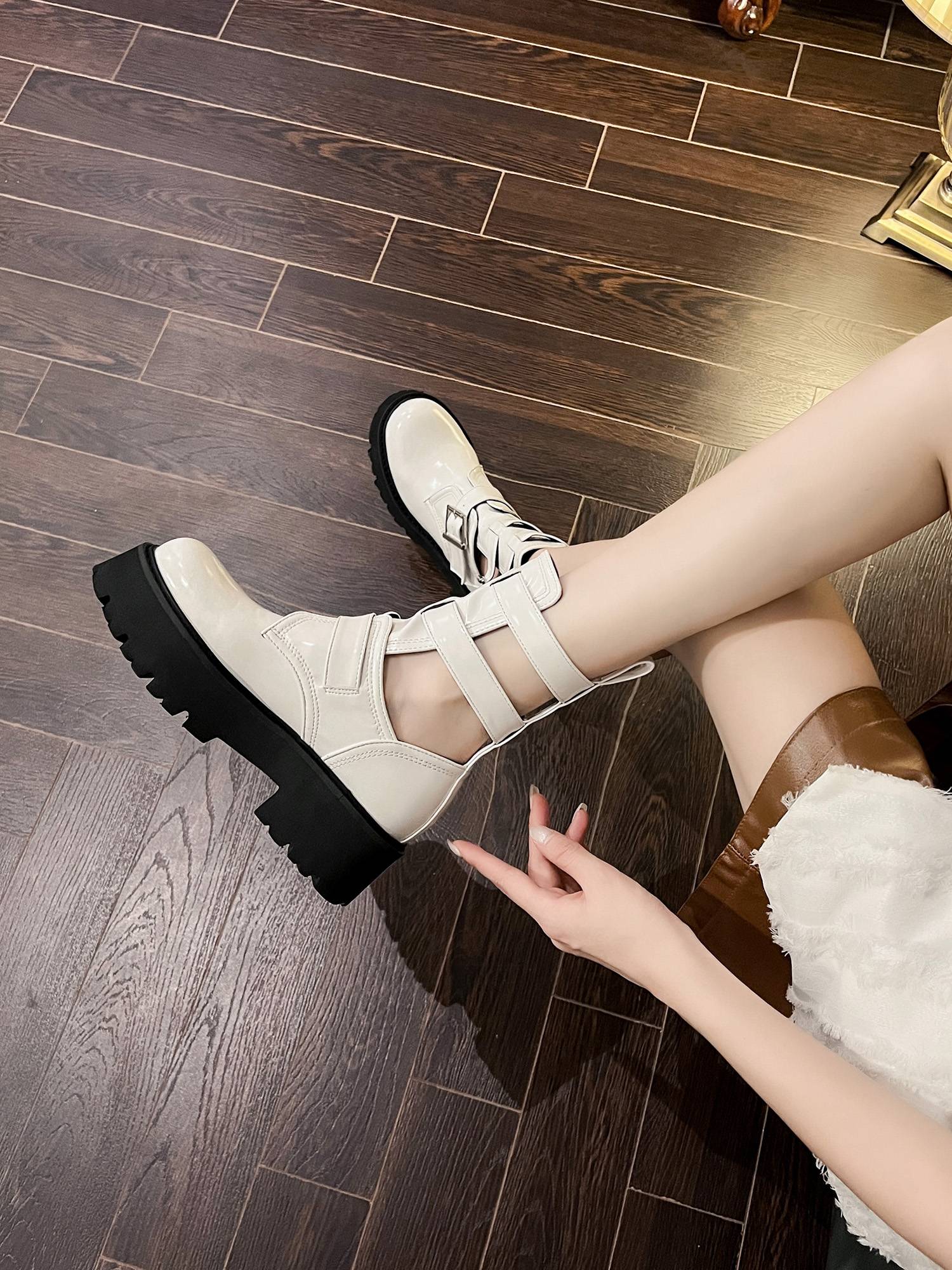 Yang Mi Wang Xinling Same Shoes White Martin Boots Female Hollow Bad Blind Summer Summer Underwriter Boot Boots