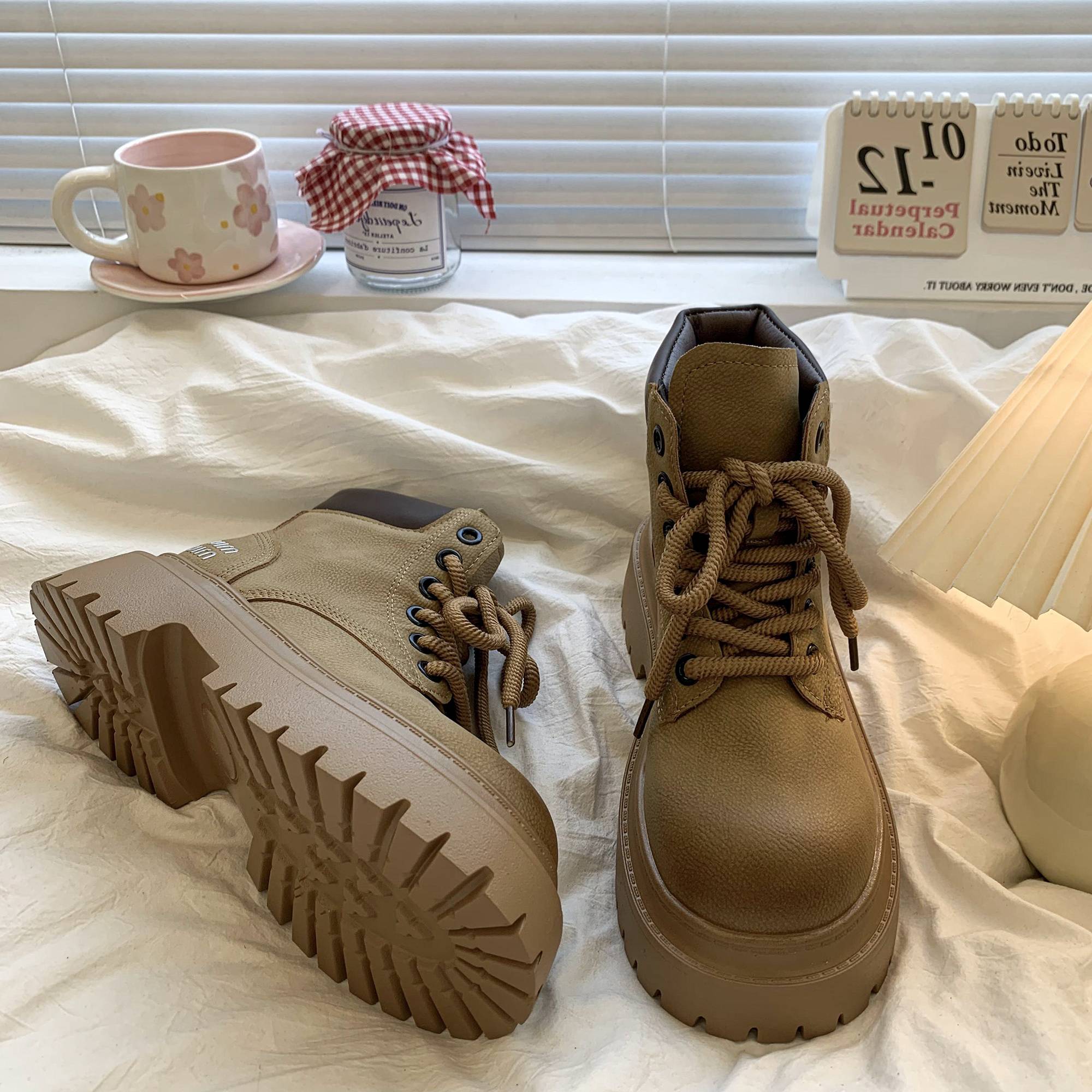 Retro leisure Martin Boots female 2024 summer new versatile short boots British style thick bottom anti -slip locomotive rhubarb