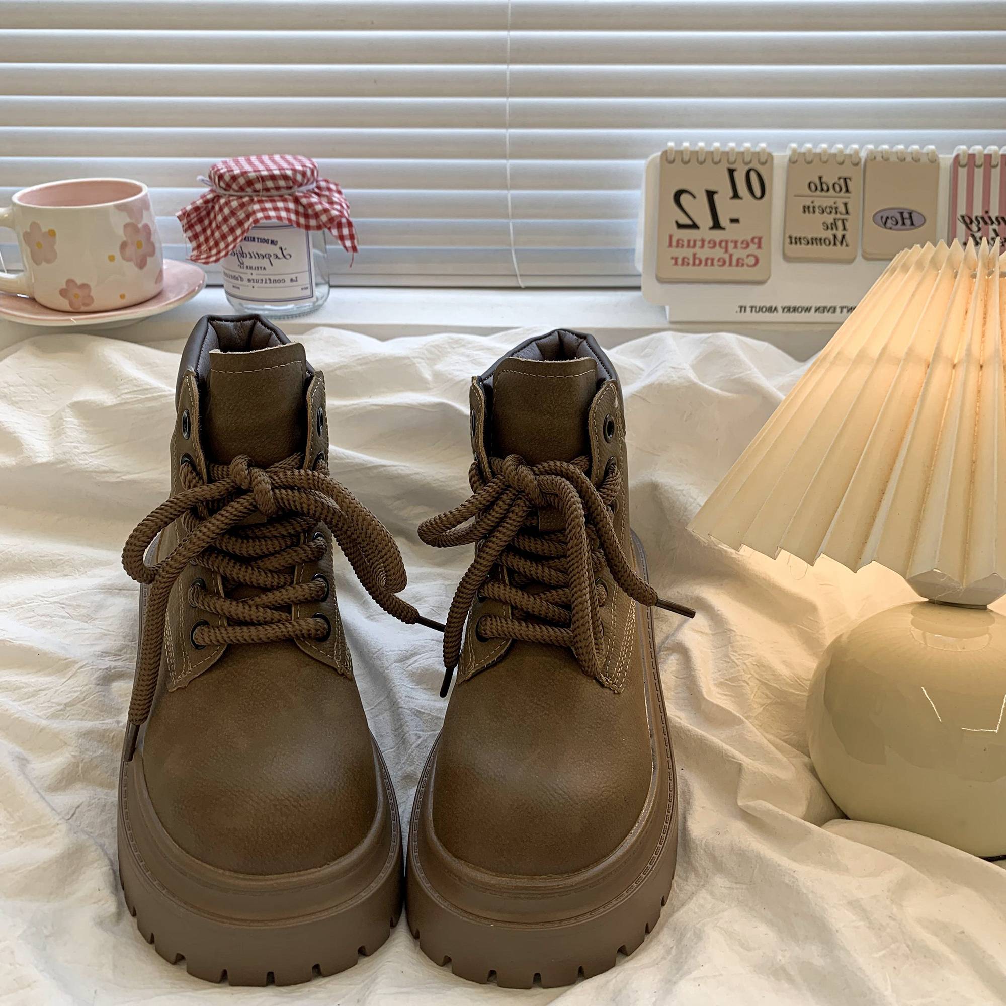 Retro leisure Martin Boots female 2024 summer new versatile short boots British style thick bottom anti -slip locomotive rhubarb