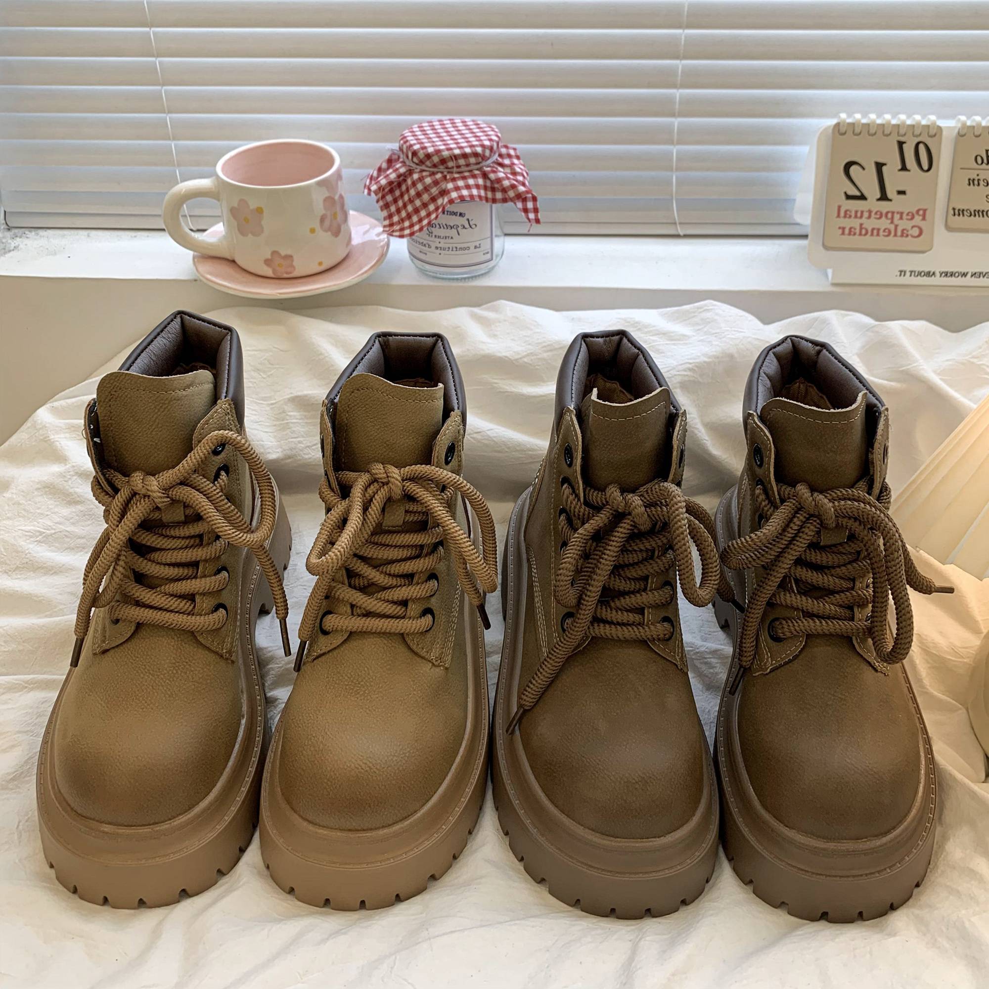 Retro leisure Martin Boots female 2024 summer new versatile short boots British style thick bottom anti -slip locomotive rhubarb