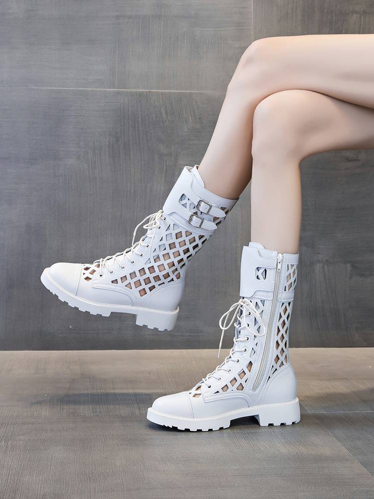 A new 2024 in the summer with a black British wind and cold boots