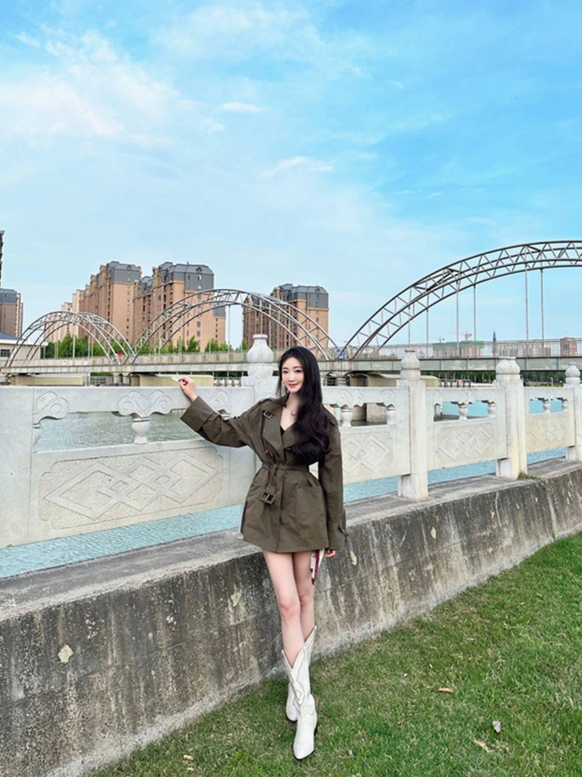 2024 new European and American V -port embroidery, but knee western denim boots female high -heeled retro white knight fashion boots