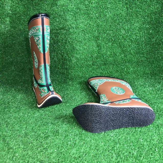 The hawk male and female traditional Mongol boots and troupe troupe troupe troupe with the hand-sewn boots