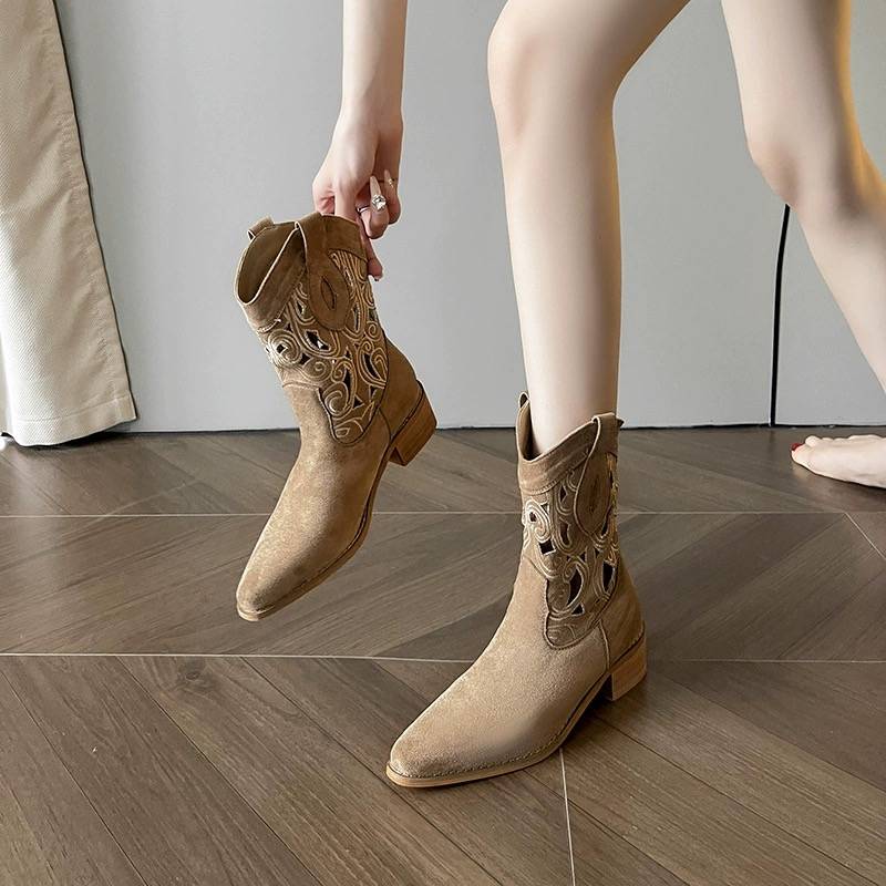 Hong Kong hot chick with white-headed western cowgirl boots, 2024 summer embroidered with long, retro-northwestern boots