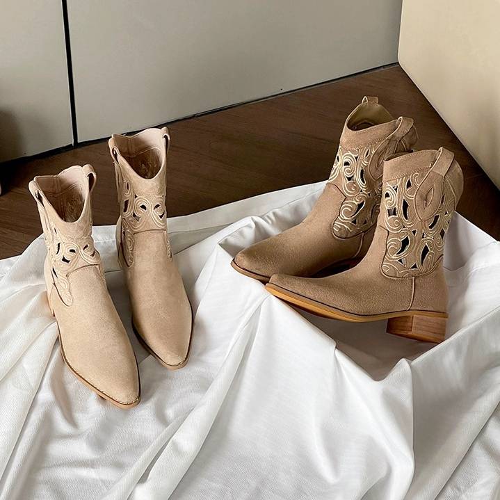 Hong Kong hot chick with white-headed western cowgirl boots, 2024 summer embroidered with long, retro-northwestern boots