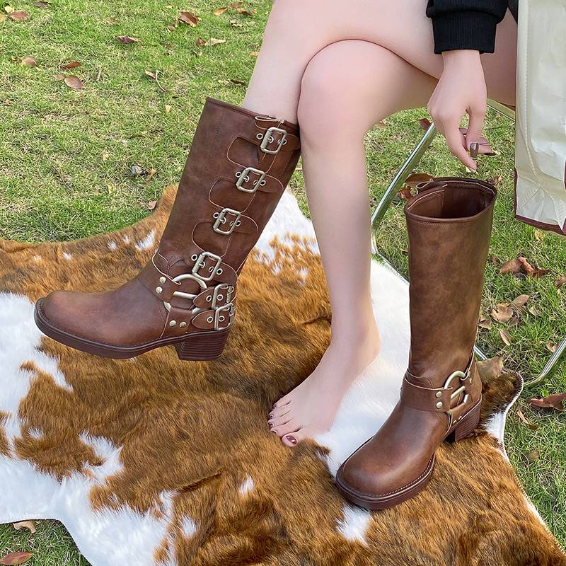 The Western Cowboy Boots Girl's new summer New Zealand Tour in 2024, wearing a long-boiled boots, brown-hot boots