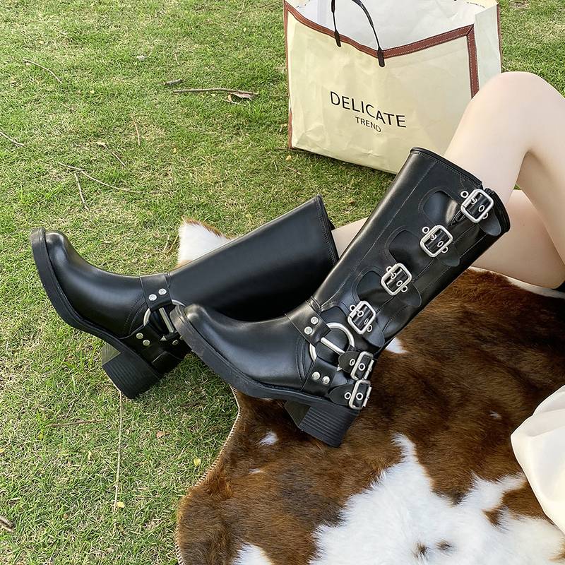 The Western Cowboy Boots Girl's new summer New Zealand Tour in 2024, wearing a long-boiled boots, brown-hot boots