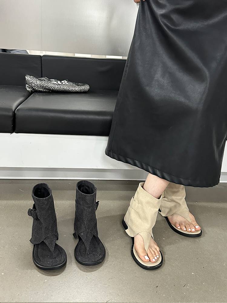A new 2024 hot-ass cowboy boots and a pair of short-tip boots