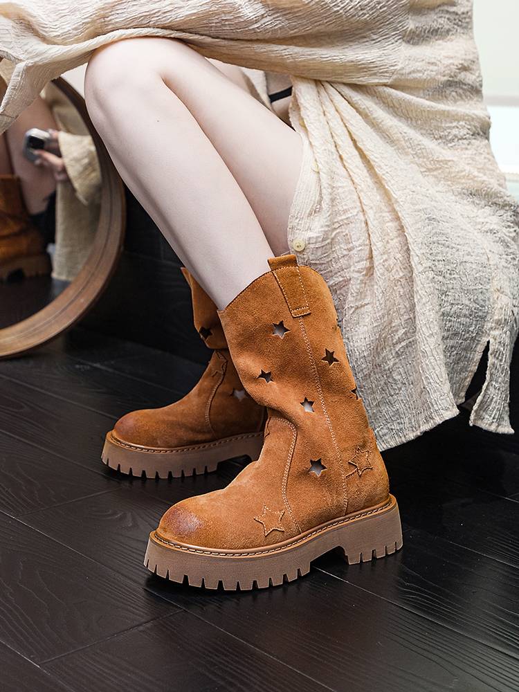Martin Boots Girl, 2024, fresh, emptied, Meld's boots