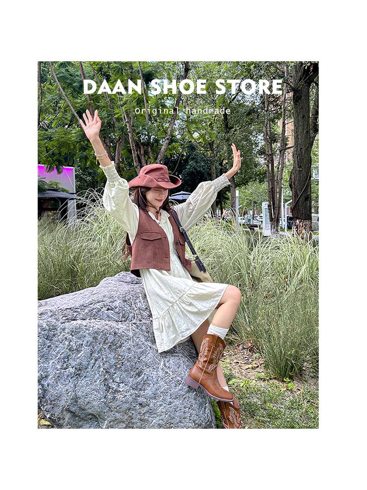 Western Marad's denim boots in summer Xinjiang northwestern tourist wearing embroidery mid -cylinder knight boots Martin boots female