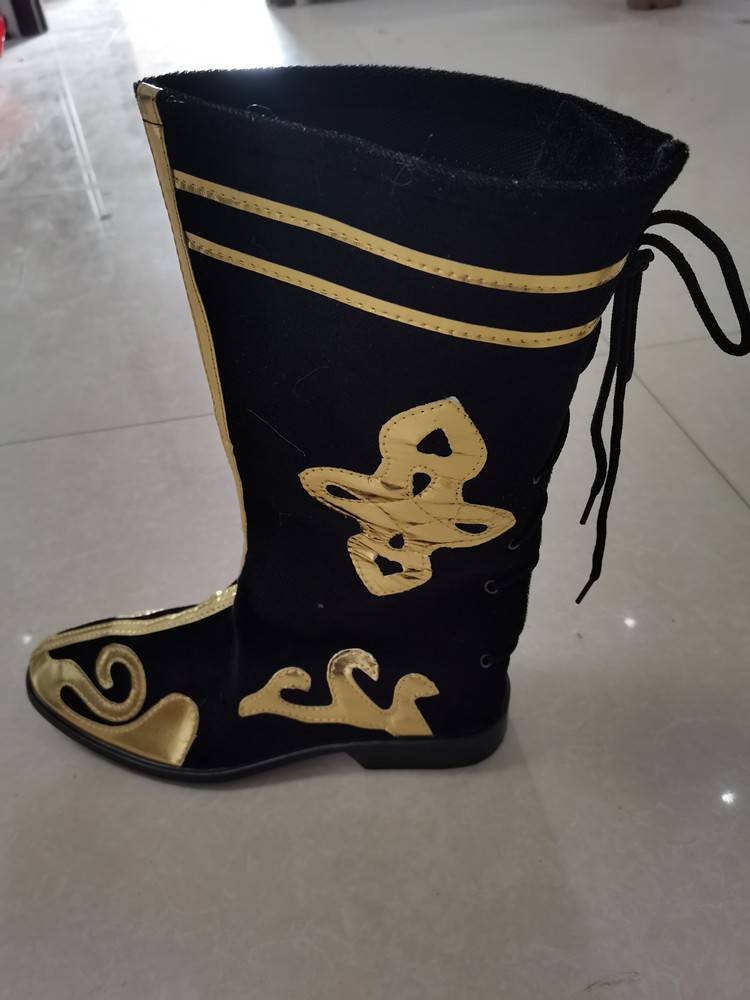 Tibetan dance boots with a few tweezers, Mongolian black-laced men's shoes on the national stage