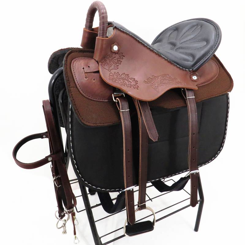 The saddles are full of horse-skin and horse-skin-skin tourists