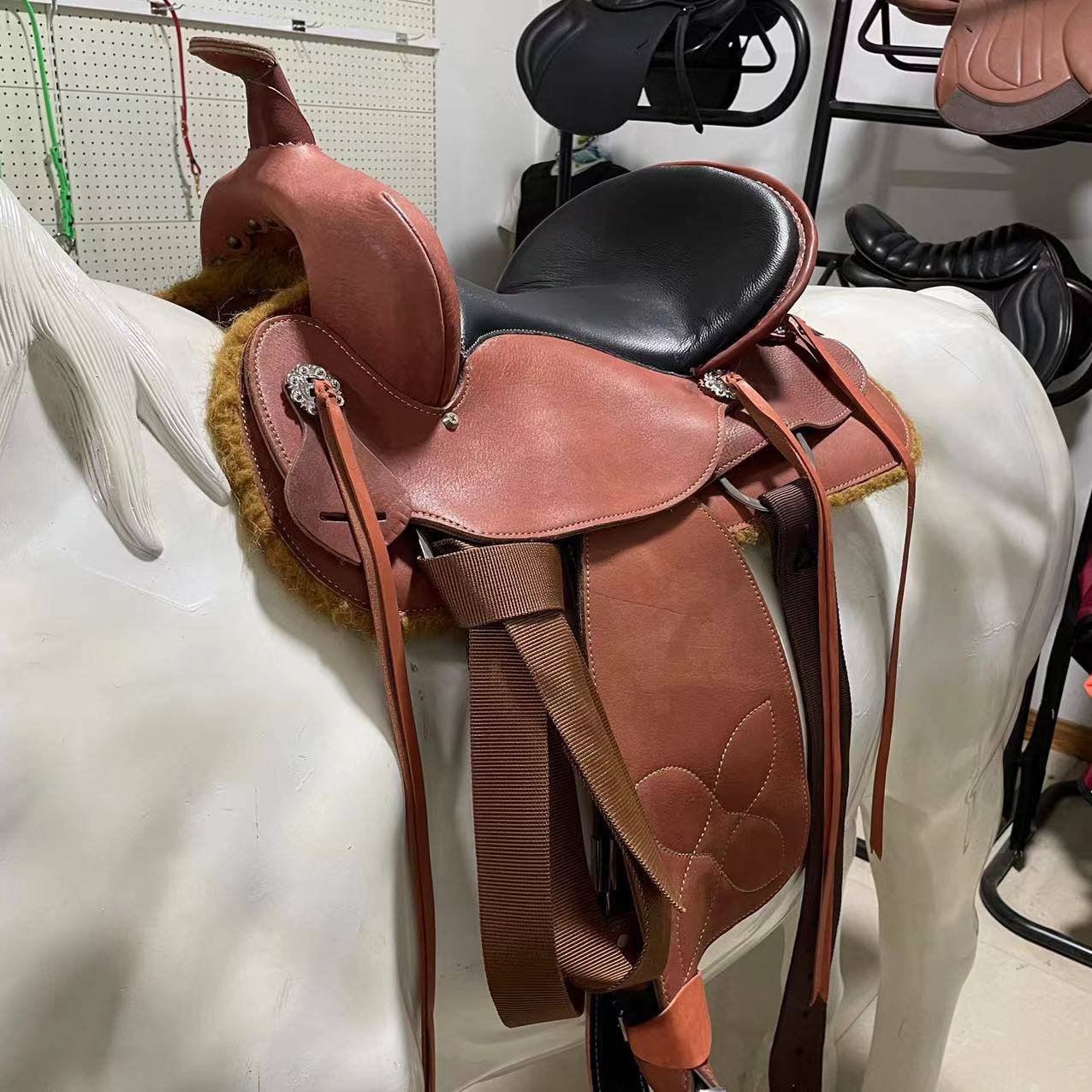 Century Jiudui Western Sadewood Sadford Palastine Products Cowea Carved Horse Riding Equipment Full Horse Horse Saded Saddle Sadforders