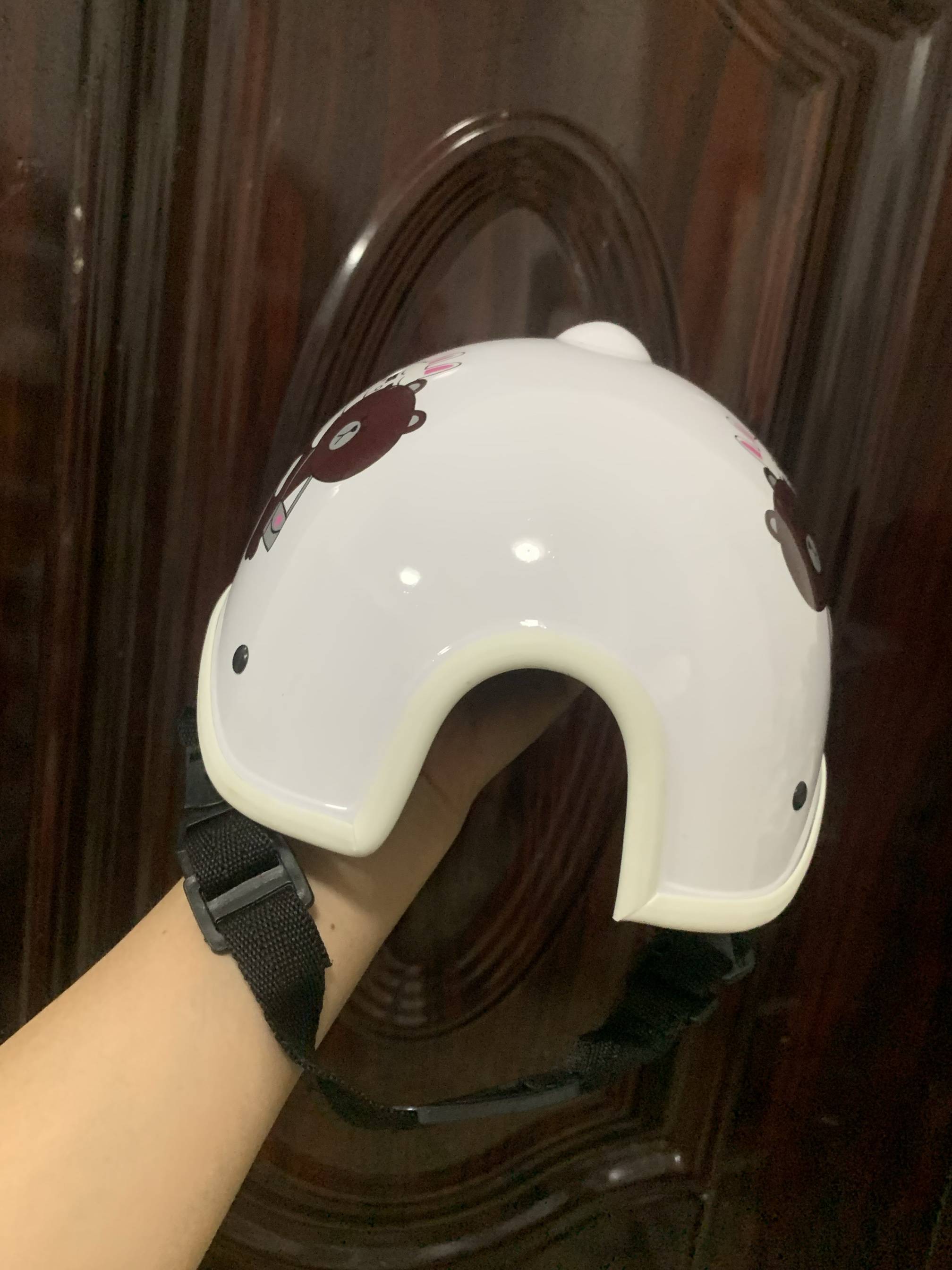 Viet Nam imports a seatcap, a cap, a cap, a cap with a white cardon average for Ms. Ponytail helmet