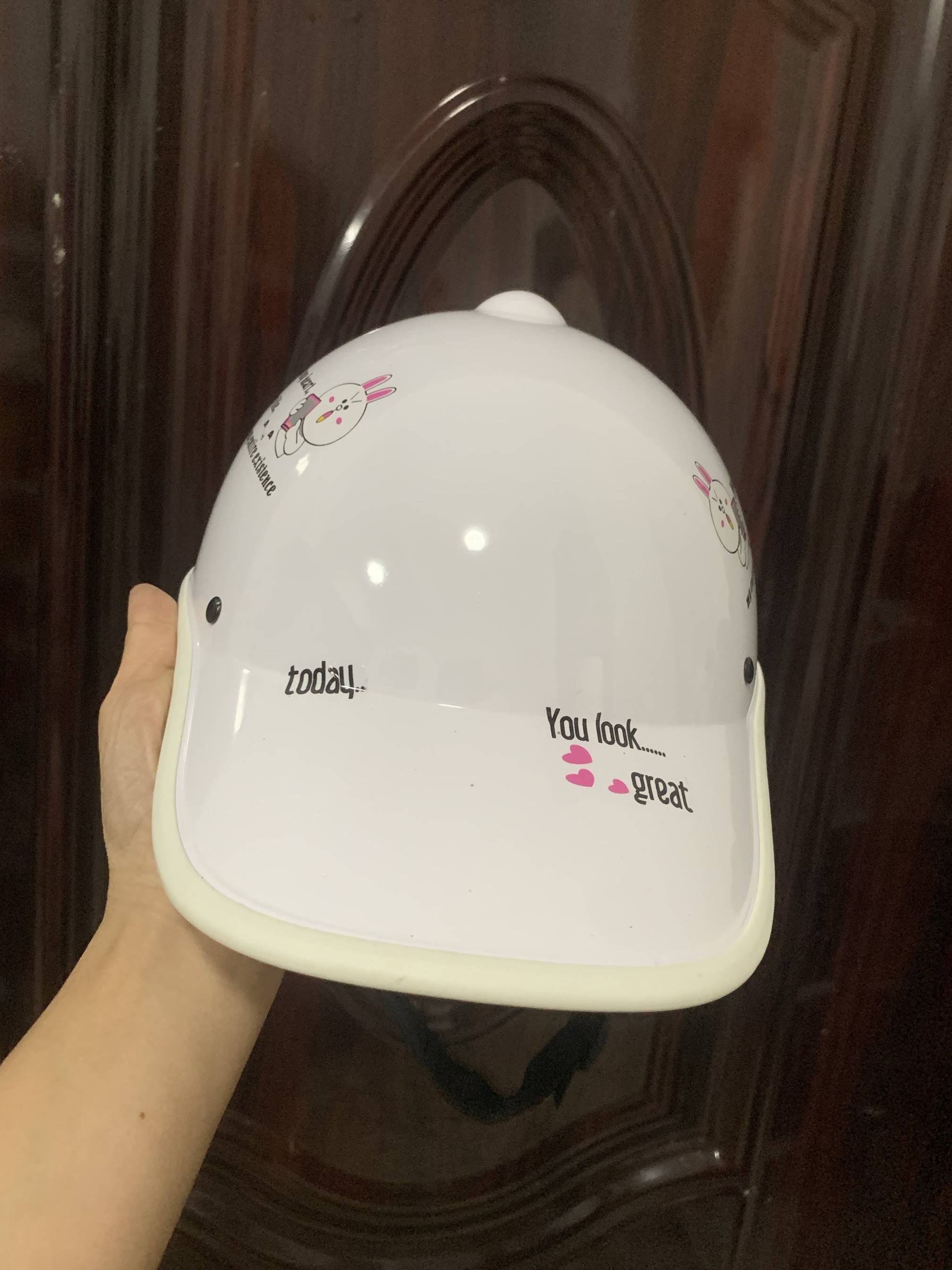 Viet Nam imports a seatcap, a cap, a cap, a cap with a white cardon average for Ms. Ponytail helmet