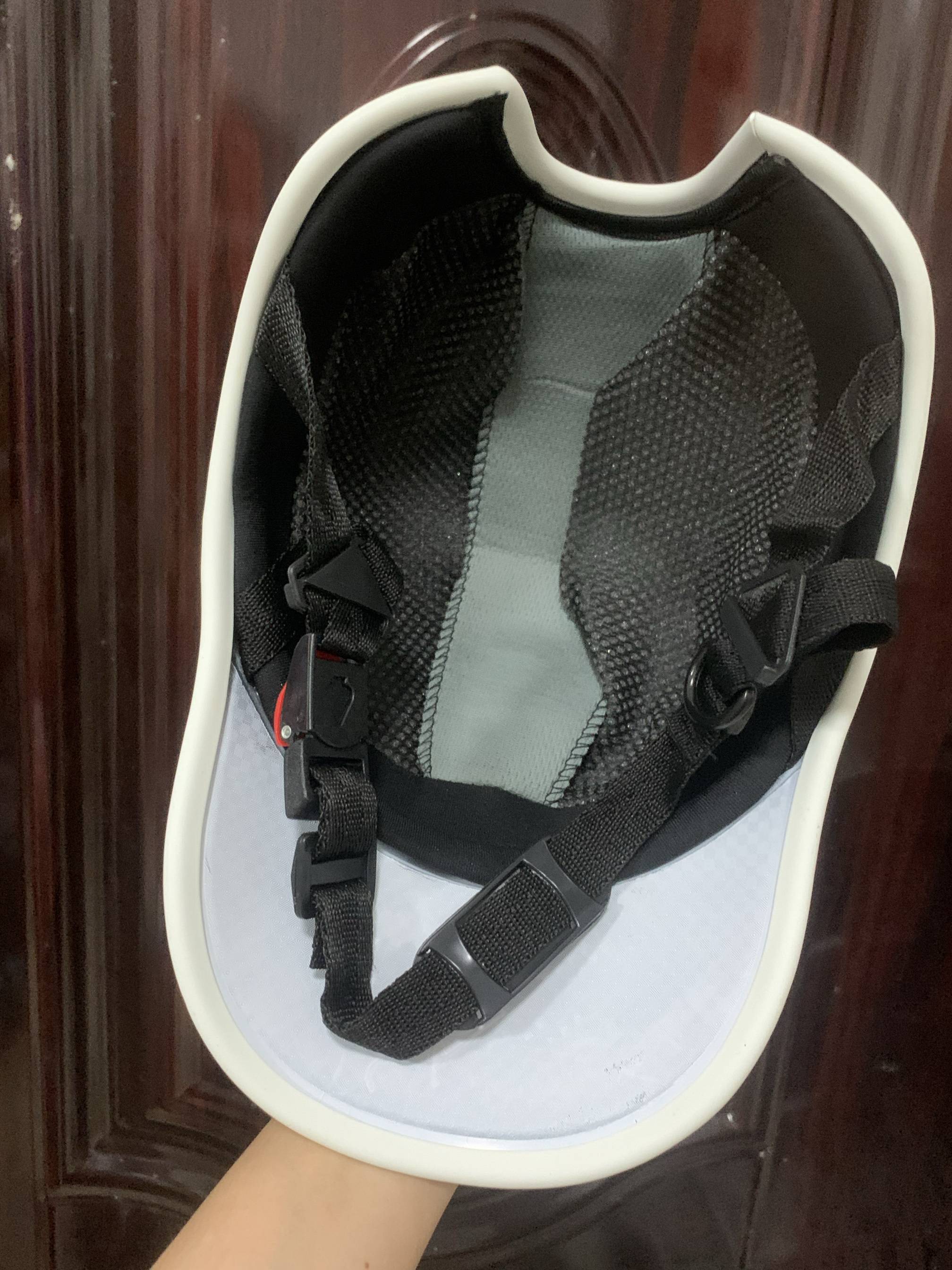 Viet Nam imports a seatcap, a cap, a cap, a cap with a white cardon average for Ms. Ponytail helmet
