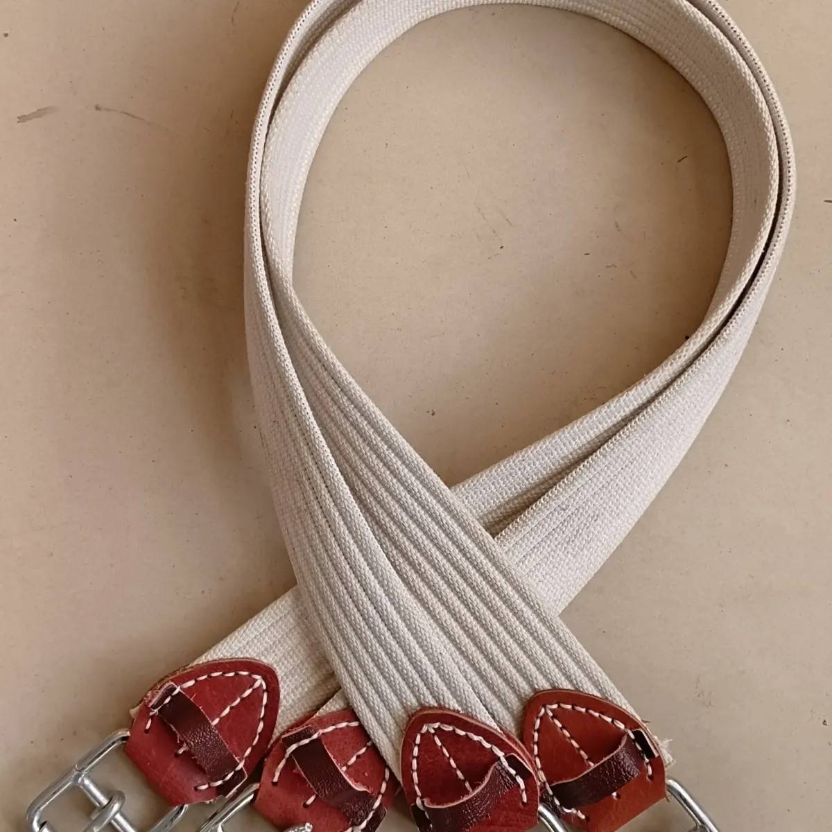 A horse's belly belt with a saddle wide and a secure saddle with a horse's belly