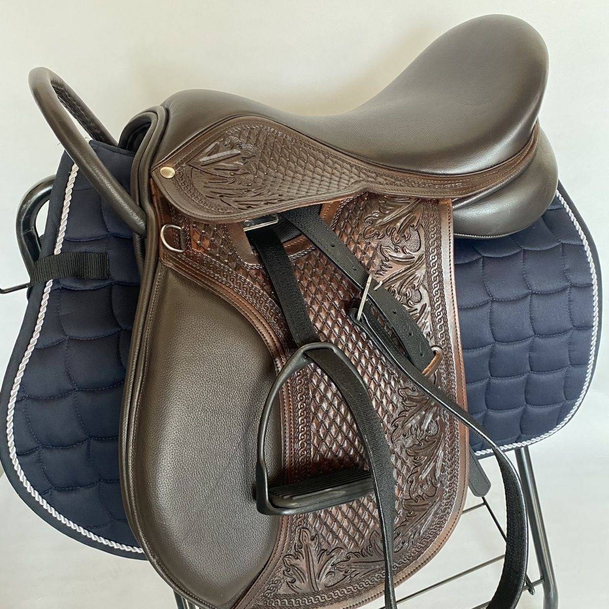 EssenceEquestrian supplies comprehensive saddle endurance saddle full set of carved saddle