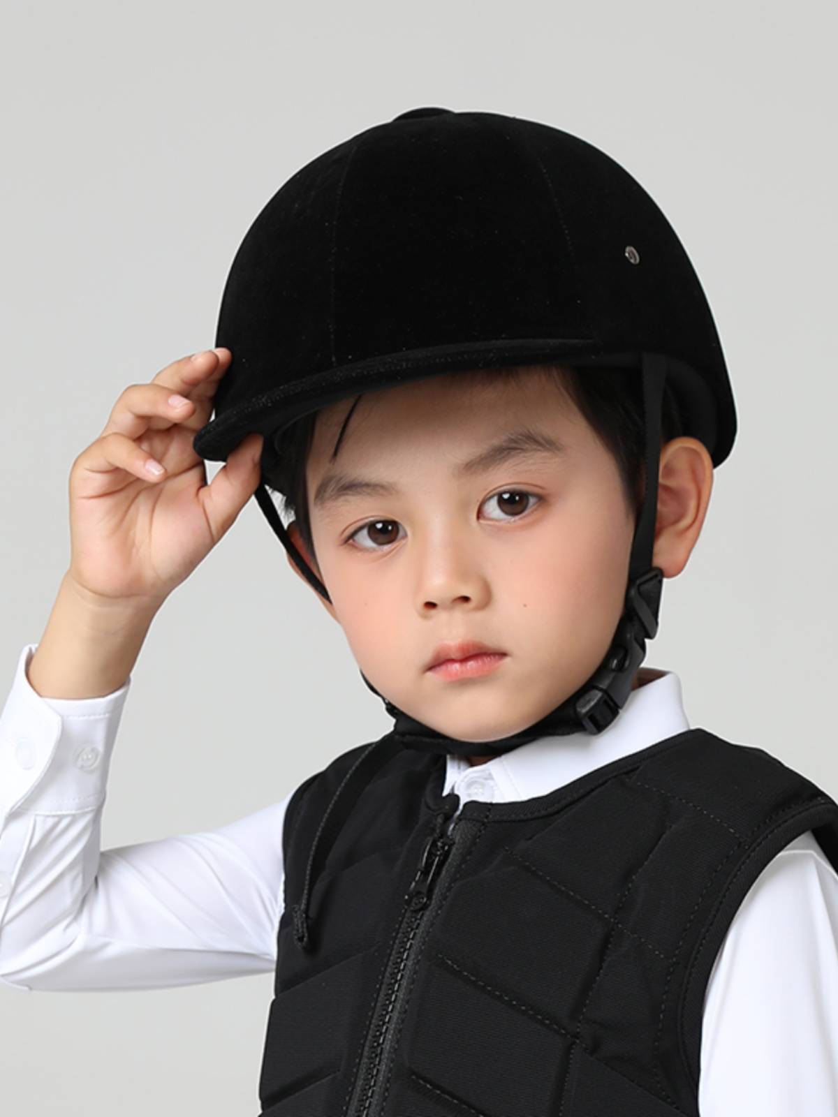 The horse helmet regulates the velvet of a child
