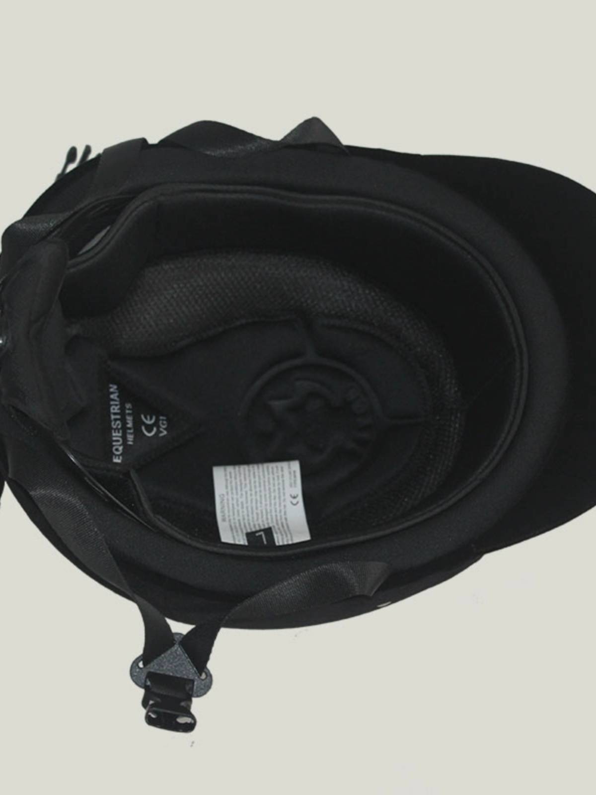 The horse helmet regulates the velvet of a child