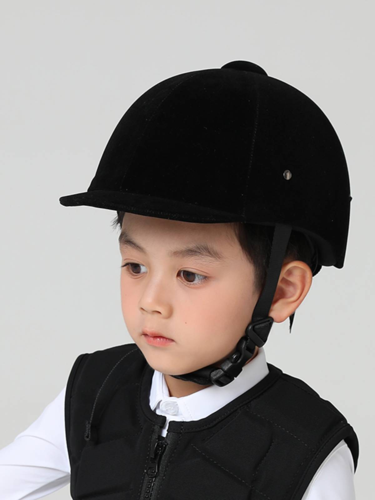 The horse helmet regulates the velvet of a child