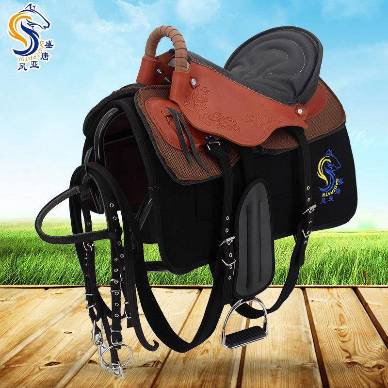 The saddles of the horse-stealing gear are full of cow-skin-stamped tourists' saddles, small and small, riding a saddle factory