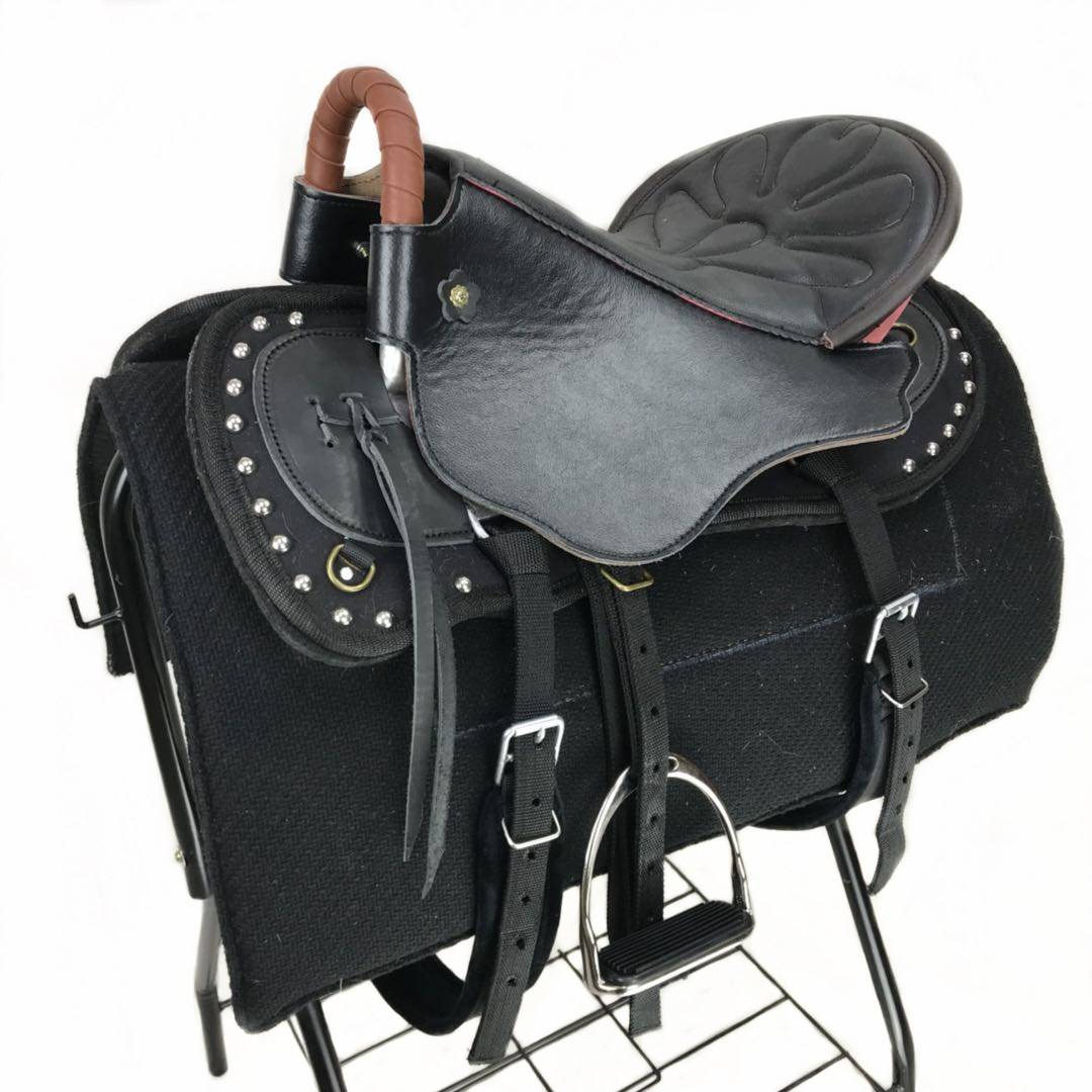 The saddle is full of new horseskin-sized, short saddle-sized, horse-carrying