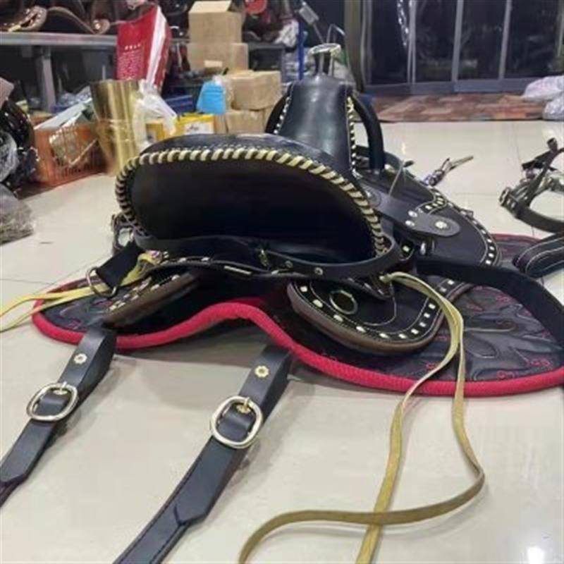Horse saddles full of saddle cushions