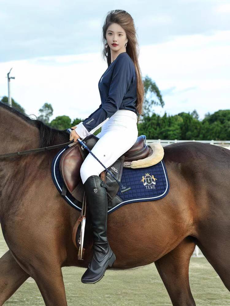 The saddle-seap-barrel-barrel race is full of sweats