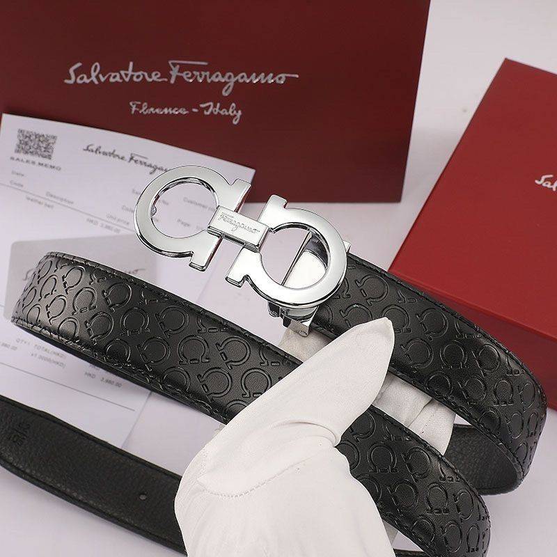 A hoove with a silver button box