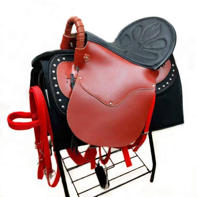 The horse saddles are full of saddles, a new brand-new cow-skin