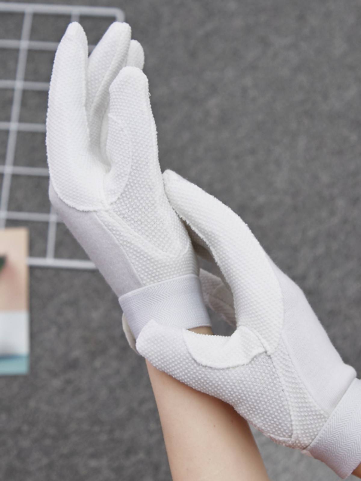 The horse gloves, the silhouette, the horse gloves, the horse-sliding gloves, the children, the horse gloves