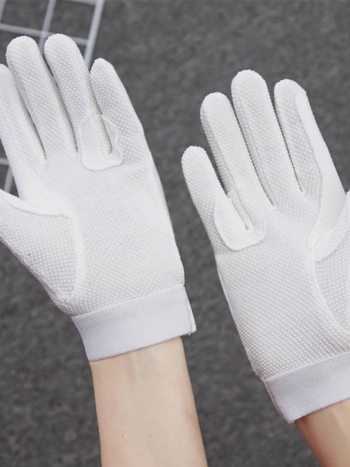 The horse gloves, the silhouette, the horse gloves, the horse-sliding gloves, the children, the horse gloves