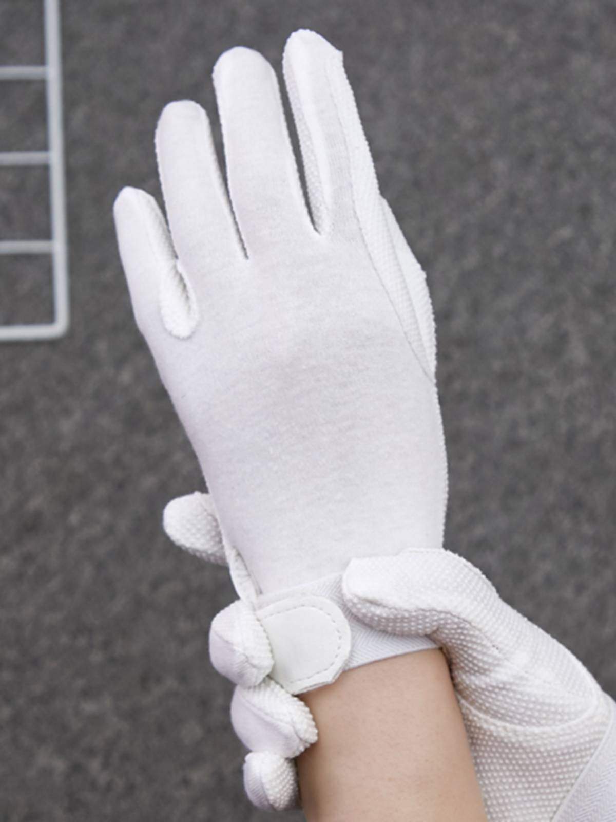 The horse gloves, the silhouette, the horse gloves, the horse-sliding gloves, the children, the horse gloves