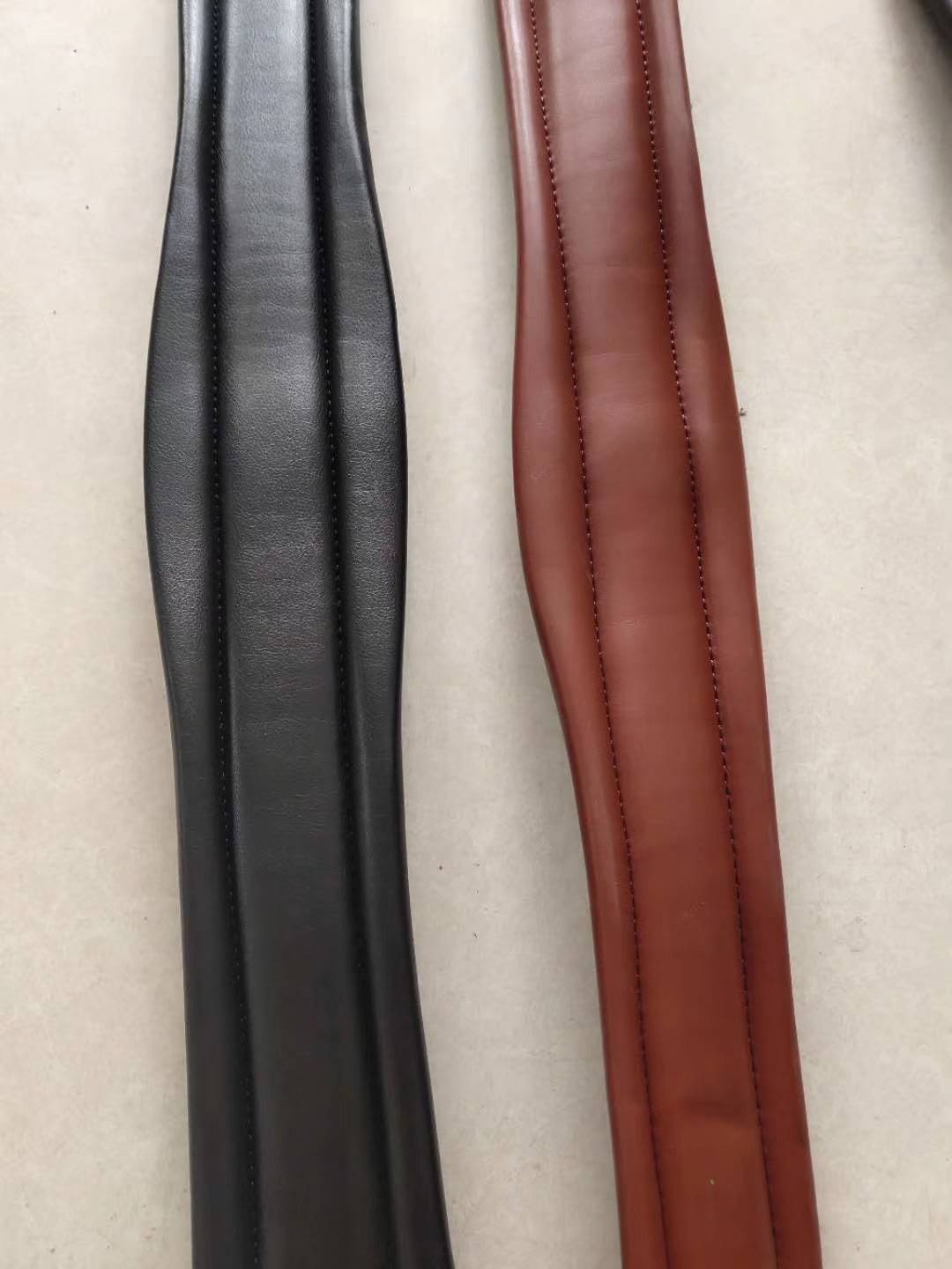 The horse's belly belts, the combined saddle belts, the saddles