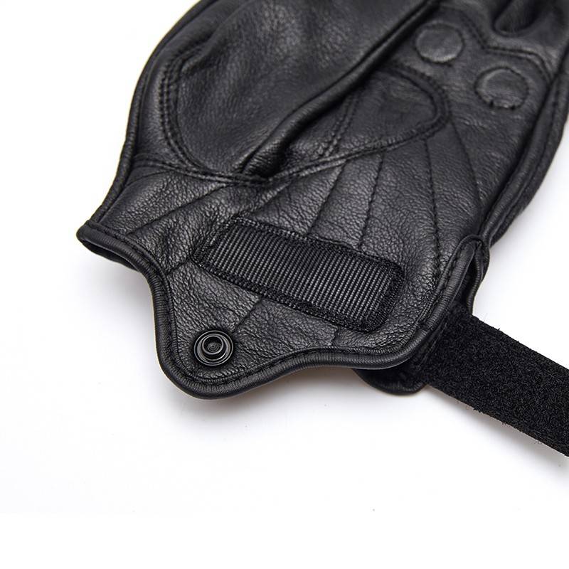 "Dubairon motorcycle rides with real leather gloves, and in the spring and summer, the knights' car gloves are re-emerging against falling screens."