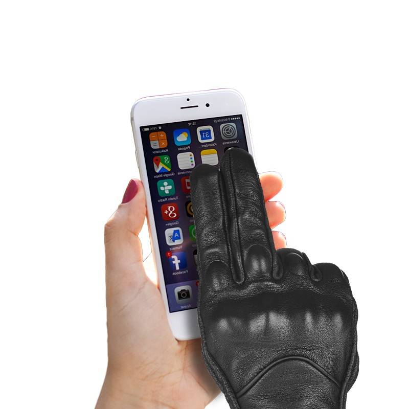 "Dubairon motorcycle rides with real leather gloves, and in the spring and summer, the knights' car gloves are re-emerging against falling screens."