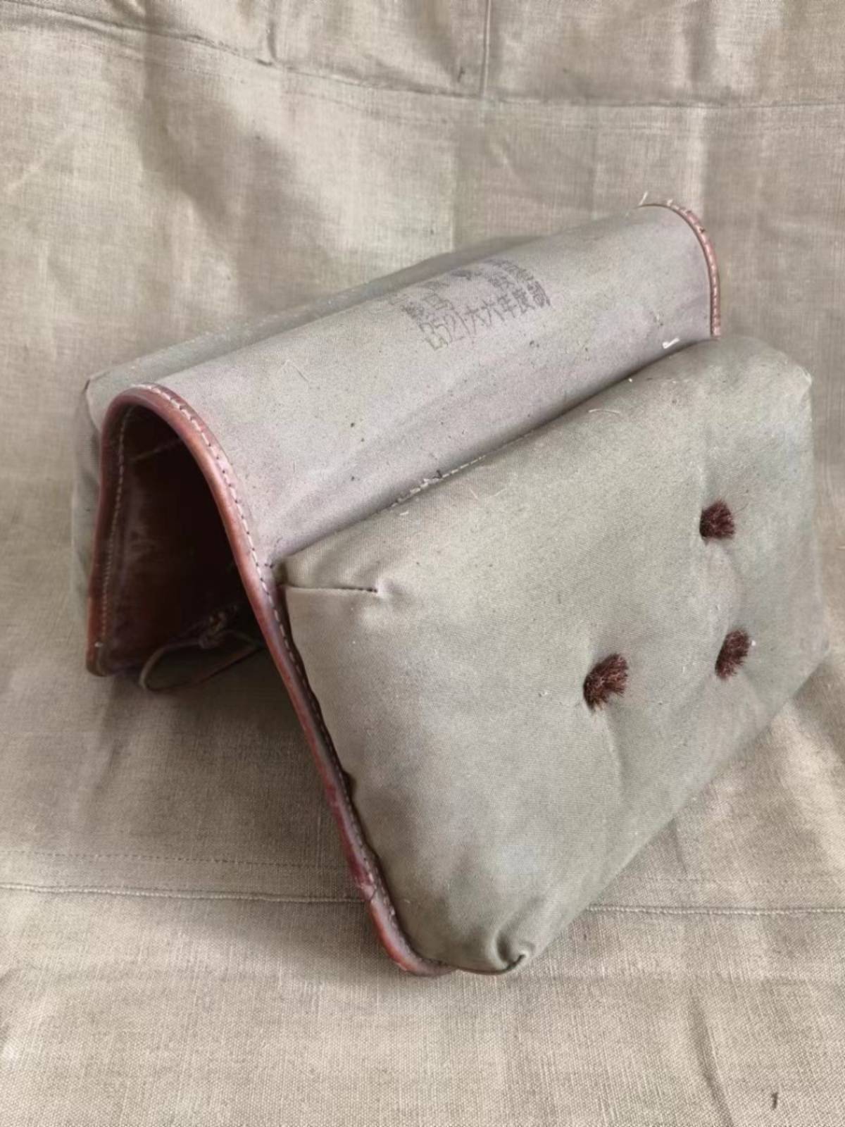 Genuine veteran stock inventory 60-70s saddle cushion outdoor pillow multi-function cowhide combined tactical back