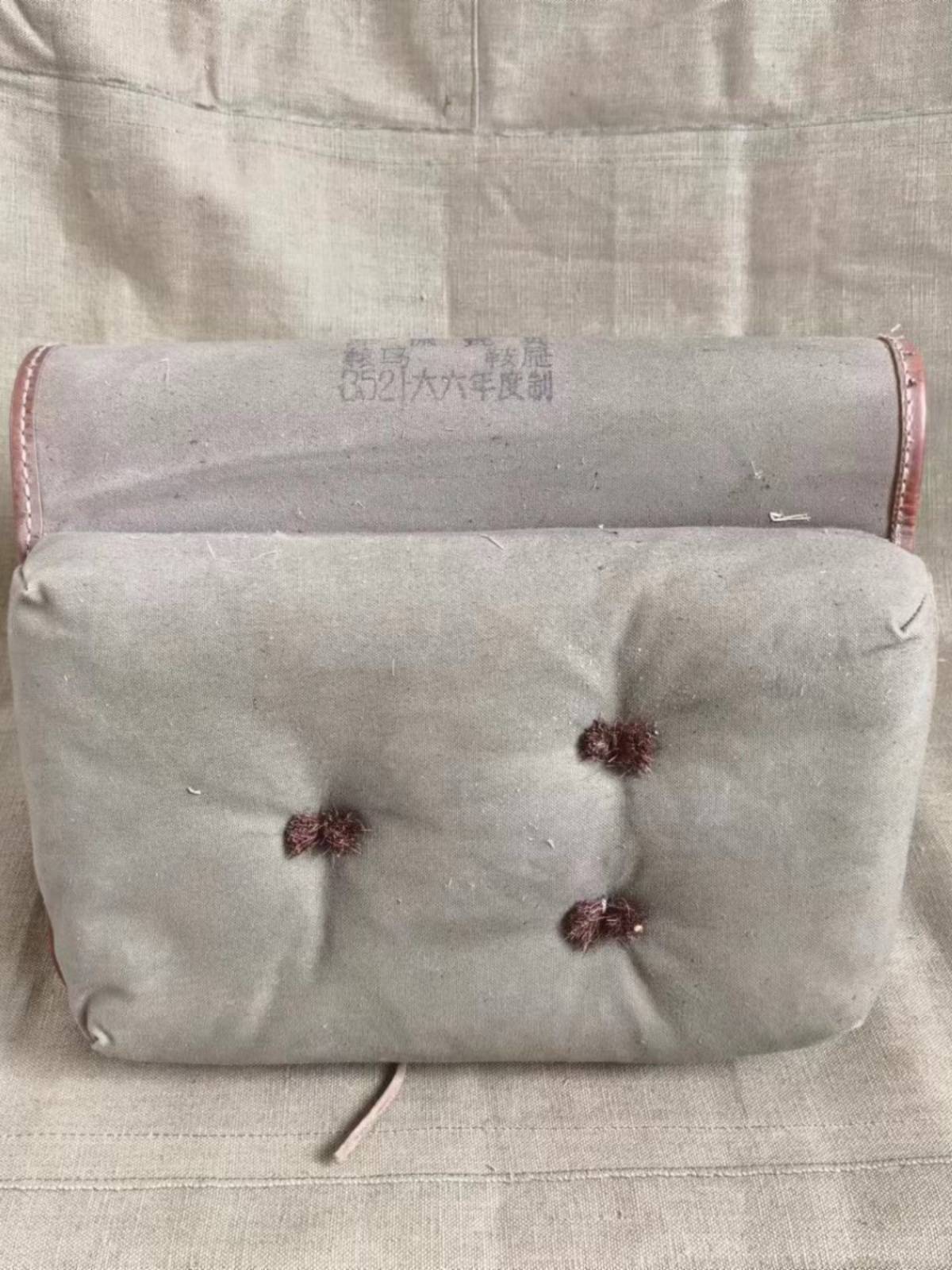 Genuine veteran stock inventory 60-70s saddle cushion outdoor pillow multi-function cowhide combined tactical back
