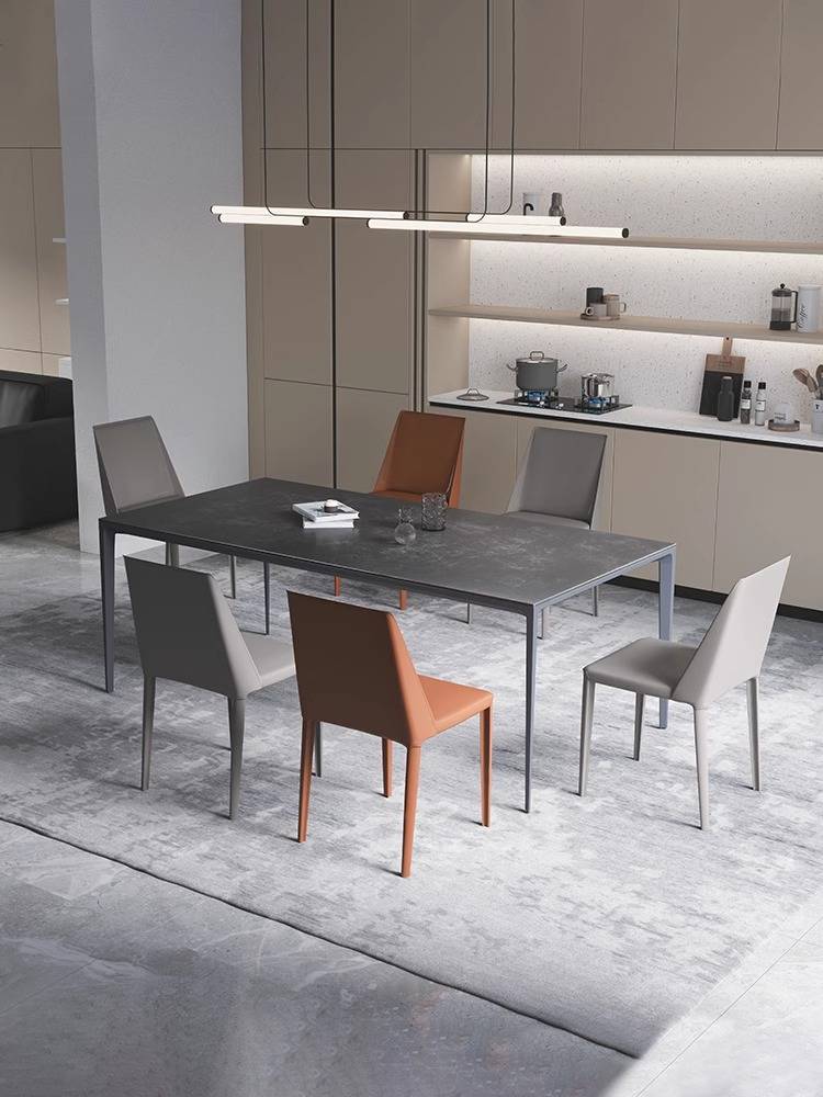 The saddle chair is a very simple home-food chair, and the hotel restaurant is a very sleek and luxurious restaurant