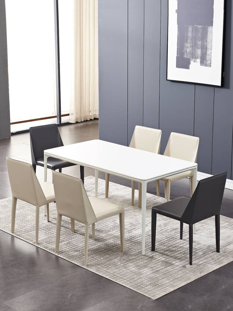 The saddle chair is a very simple home-food chair, and the hotel restaurant is a very sleek and luxurious restaurant