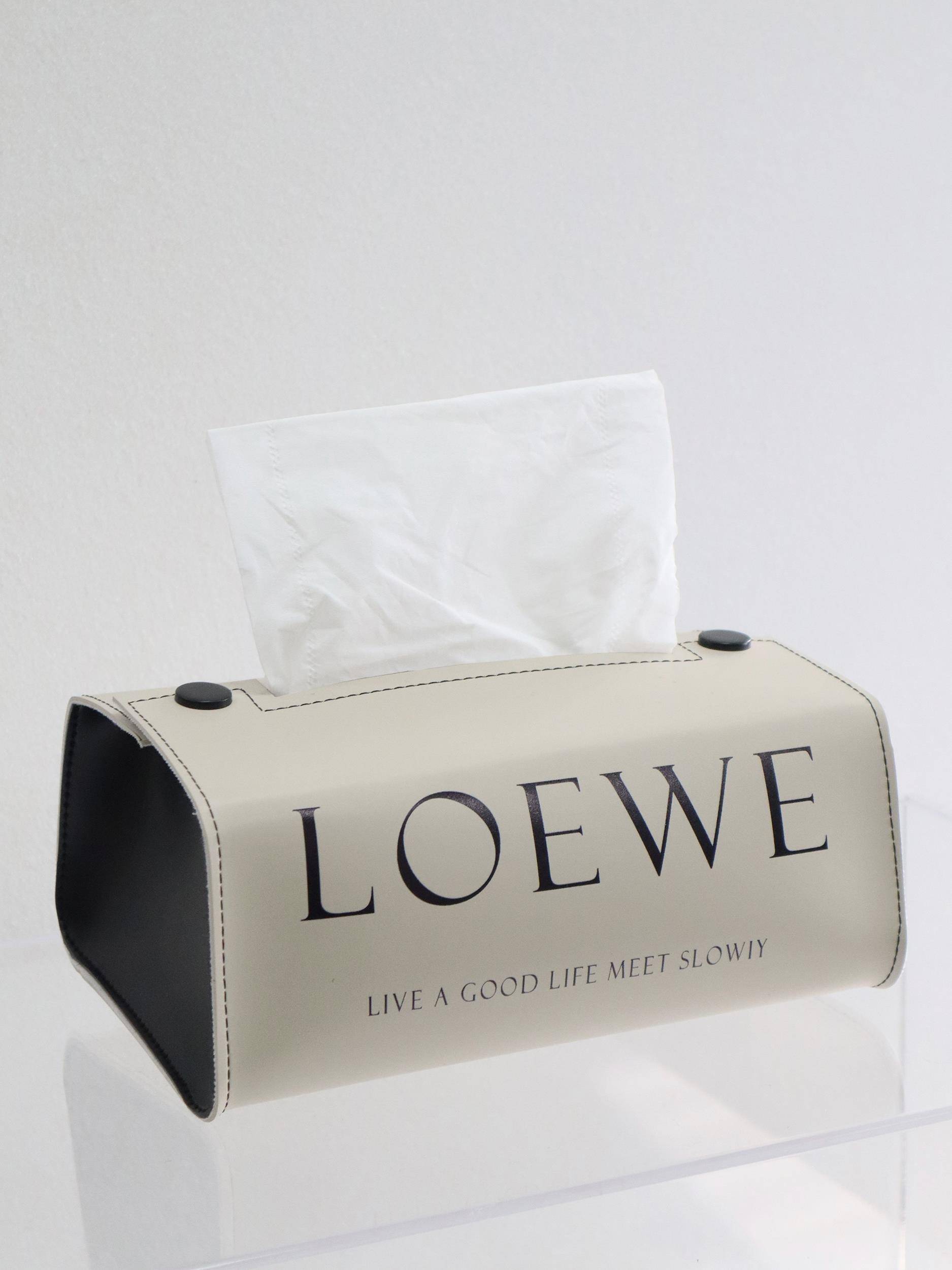 the leather box of saddles, the retro-false, the black-and-white-ins series, the leather box