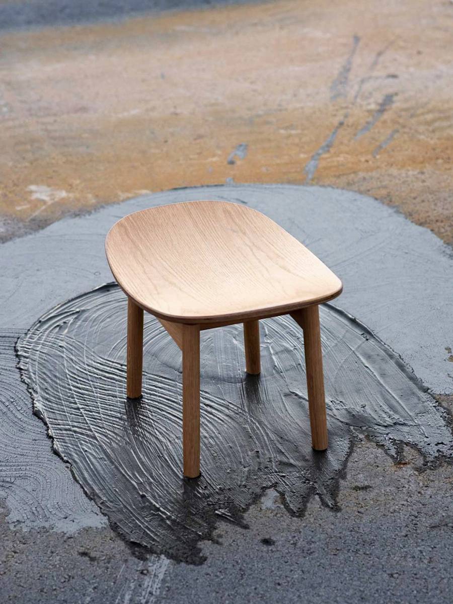 Italian minimalist creative solid wood stool designer senior sense of saddle stool food stool dwarf family bedroom makeup stool