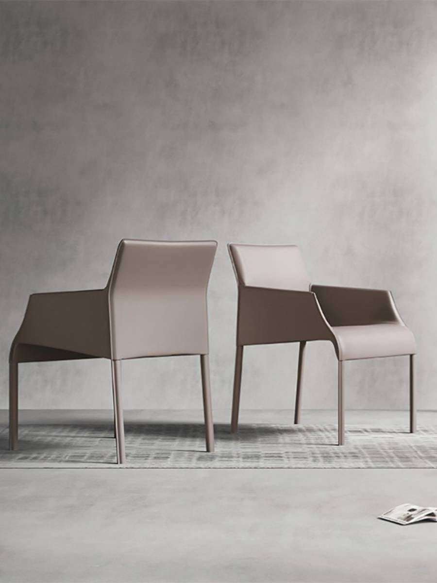 The saddle-skin chair, a stool for a stool for a simple, simplistic hotel designer