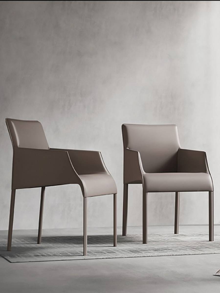 The saddle-skin chair, a stool for a stool for a simple, simplistic hotel designer