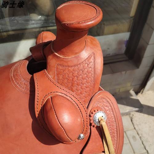 The knight's soft and comfortable saddle, hand-carved west saddle on a saddle in the open field
